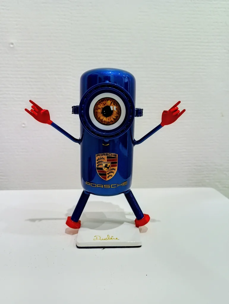 Petit Minion Porsche (Cyan, œil marron, socle rectangulaire blanc) — Vincent Duchêne