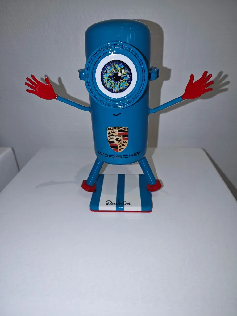 Petit Minion Porsche (œil bleu, socle rectangulaire blanc et bleu) — Vincent Duchêne