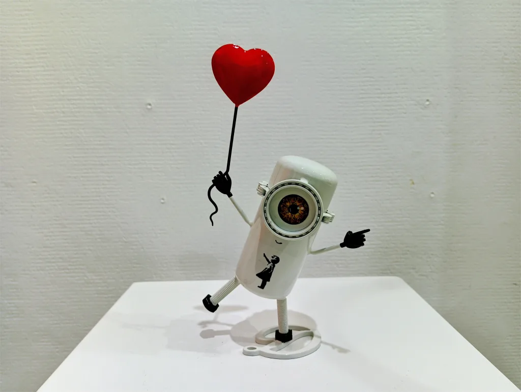 Petit Banksy (œil marron, socle D blanc) — Vincent Duchêne