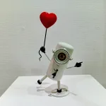Petit Banksy (œil marron, socle D blanc) — Vincent Duchêne