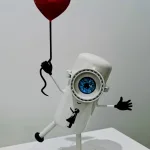 Petit Banksy (œil bleu, socle rectangulaire blanc) — Vincent Duchêne
