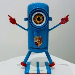 Petit Minion Porsche (œil marron, socle rectangulaire blanc) — Vincent Duchêne