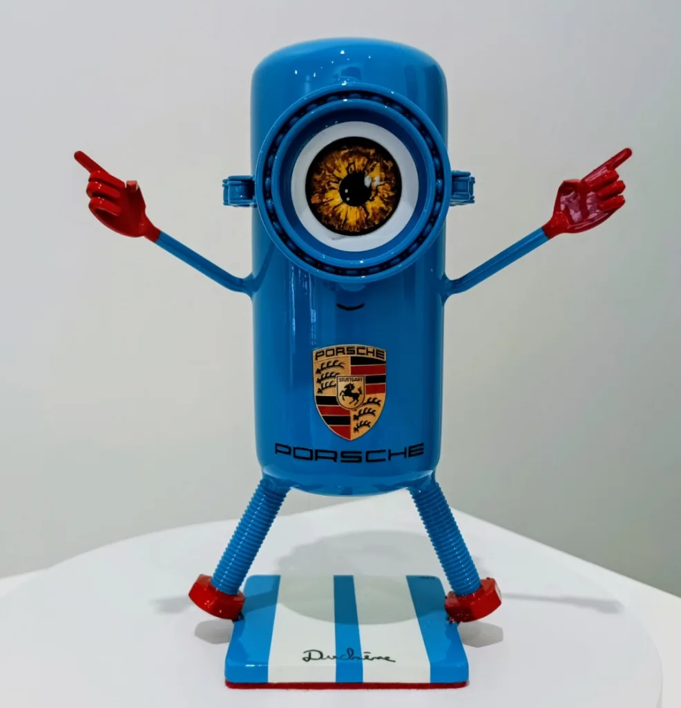 Petit Minion Porsche (œil marron, socle rectangulaire blanc) — Vincent Duchêne