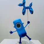 Petit Minion Koons (bleu, socle rectangulaire Blanc) — Vincent Duchêne