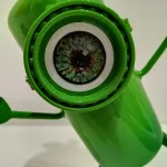 Petit Minion Koons (Vert clair, socle rectangulaire Blanc) — Vincent Duchêne — vue 2