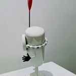 Petit Banksy (œil bleu, socle rectangulaire blanc) — Vincent Duchêne — vue 2