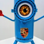Petit Minion Porsche (œil marron, socle rectangulaire blanc) — Vincent Duchêne — vue 2