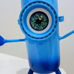 Petit Minion Koons (bleu, socle rectangulaire Blanc) — Vincent Duchêne — vue 2