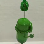 Petit Minion Koons (Vert clair, socle rectangulaire Blanc) — Vincent Duchêne — vue 3