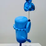 Petit Minion Koons (bleu, socle rectangulaire Blanc) — Vincent Duchêne — vue 3