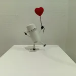 Petit Banksy (œil marron, socle D blanc) — Vincent Duchêne — vue 3