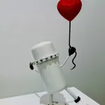 Petit Banksy (œil bleu, socle rectangulaire blanc) — Vincent Duchêne — vue 3
