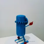 Petit Minion Porsche (œil marron, socle rectangulaire blanc) — Vincent Duchêne — vue 3