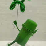 Petit Minion Koons (Vert clair, socle rectangulaire Blanc) — Vincent Duchêne — vue 4