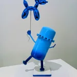 Petit Minion Koons (bleu, socle rectangulaire Blanc) — Vincent Duchêne — vue 4