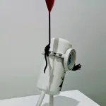 Petit Banksy (œil bleu, socle rectangulaire blanc) — Vincent Duchêne — vue 4