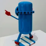 Petit Minion Porsche (œil marron, socle rectangulaire blanc) — Vincent Duchêne — vue 4
