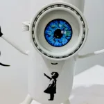 Petit Banksy (œil bleu, socle rectangulaire blanc) — Vincent Duchêne — vue 5