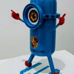 Petit Minion Porsche (œil marron, socle rectangulaire blanc) — Vincent Duchêne — vue 5