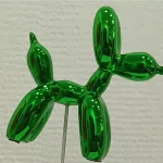 Petit Minion Koons (Vert clair, socle rectangulaire Blanc) — Vincent Duchêne — vue 6