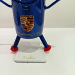 Petit Minion Porsche (Cyan, œil marron, socle rectangulaire blanc) — Vincent Duchêne — vue 6