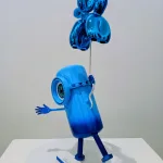 Petit Minion Koons (bleu, socle rectangulaire Blanc) — Vincent Duchêne — vue 6