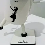 Petit Banksy (œil bleu, socle rectangulaire blanc) — Vincent Duchêne — vue 6