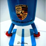 Petit Minion Porsche (œil marron, socle rectangulaire blanc) — Vincent Duchêne — vue 6