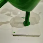 Petit Minion Koons (Vert clair, socle rectangulaire Blanc) — Vincent Duchêne — vue 7