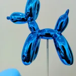 Petit Minion Koons (bleu, socle rectangulaire Blanc) — Vincent Duchêne — vue 7
